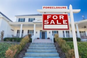 Home that says "forclosure: for sale"