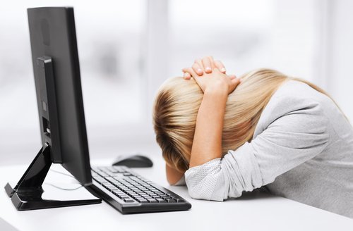 blonde woman in front of computer with her head bowed as she searches to see if a sex offender violated NRS 179D.550
