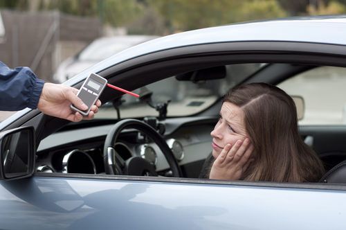 Mujer detenida por conducir ebria a punto de realizar la prueba preliminar de aliento. Nevada 